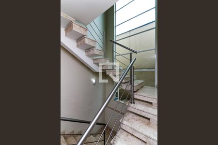 Casa para alugar com 473m², 3 quartos e 5 vagas Casa para alugar com 473m², 3 quartos e 5 vagasEscada