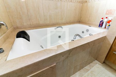 Casa para alugar com 473m², 3 quartos e 5 vagas Casa para alugar com 473m², 3 quartos e 5 vagasBanheiro da Suíte 1