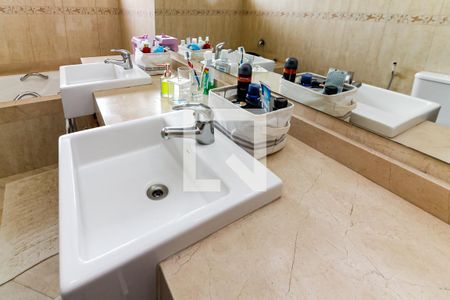 Casa para alugar com 473m², 3 quartos e 5 vagas Casa para alugar com 473m², 3 quartos e 5 vagasBanheiro da Suíte 1