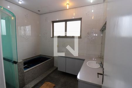 Casa à venda com 332m², 3 quartos e 4 vagasBanheiro da Suíte