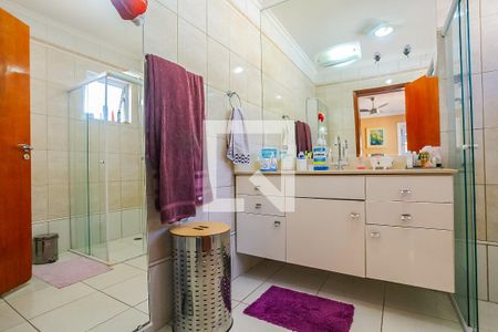 Casa à venda com 305m², 3 quartos e 6 vagas Casa à venda com 305m², 3 quartos e 6 vagasSuíte - Banheiro