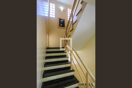 Casa à venda com 305m², 3 quartos e 6 vagas Casa à venda com 305m², 3 quartos e 6 vagasEscadas