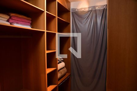 Casa de condomínio para alugar com 379m², 4 quartos e 4 vagasCloset da suíte