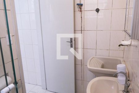 Banheiro de kitnet/studio para alugar com 1 quarto, 31m² em Centro, São Vicente