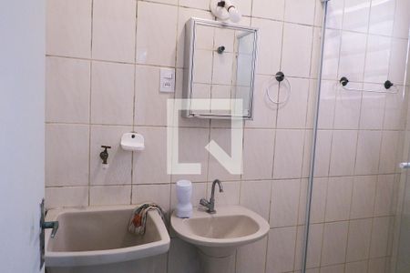 Banheiro de kitnet/studio para alugar com 1 quarto, 31m² em Centro, São Vicente