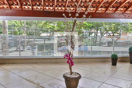 Casa à venda com 241m², 4 quartos e 3 vagas Casa à venda com 241m², 4 quartos e 3 vagasVaranda