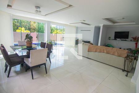 Sala de casa à venda com 4 quartos, 683m² em Camboinhas, Niterói