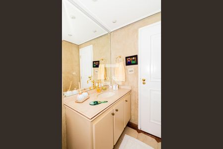 Apartamento à venda com 289m², 3 quartos e 4 vagasBanheiro da Suíte 2 - Térreo