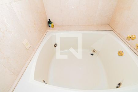 Apartamento à venda com 289m², 3 quartos e 4 vagasBanheiro da Suíte 2 - Térreo