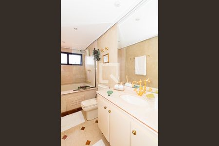 Apartamento à venda com 289m², 3 quartos e 4 vagasBanheiro da Suíte 2 - Térreo