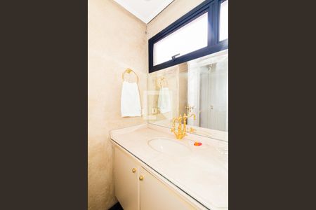 Apartamento à venda com 289m², 3 quartos e 4 vagasBanheiro da Suíte 1 - Térreo