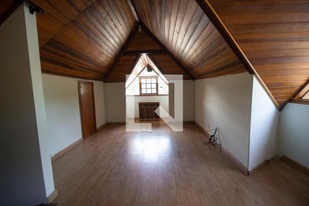 Casa de condomínio para alugar com 210m², 4 quartos e 1 vaga Casa de condomínio para alugar com 210m², 4 quartos e 1 vagaSotão