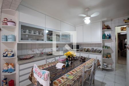 Casa à venda com 181m², 2 quartos e 2 vagas Casa à venda com 181m², 2 quartos e 2 vagasCozinha