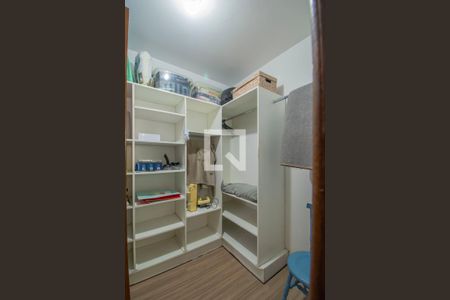 Apartamento à venda com 200m², 3 quartos e 2 vagas Apartamento à venda com 200m², 3 quartos e 2 vagasCloset da suíte