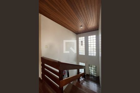 Casa de condomínio à venda com 300m², 4 quartos e 2 vagasEscada