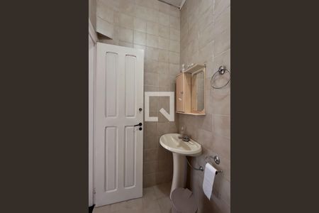 Casa de condomínio à venda com 300m², 4 quartos e 2 vagasBanheiro de Serviço