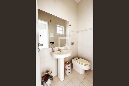 Casa de condomínio à venda com 300m², 4 quartos e 2 vagasLavabo