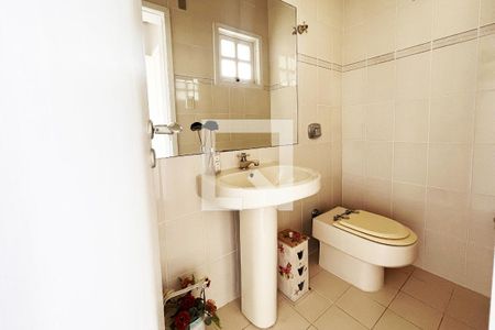 Casa de condomínio à venda com 300m², 4 quartos e 2 vagasLavabo