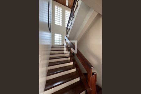 Casa de condomínio à venda com 300m², 4 quartos e 2 vagasEscada