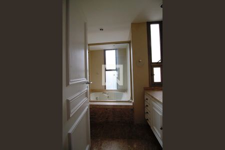 Apartamento para alugar com 568m², 4 quartos e 4 vagas Apartamento para alugar com 568m², 4 quartos e 4 vagasBanheiro da Suíte 4