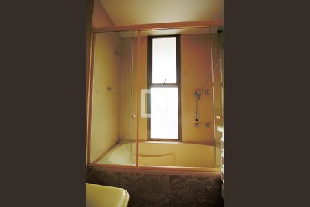 Apartamento para alugar com 568m², 4 quartos e 4 vagas Apartamento para alugar com 568m², 4 quartos e 4 vagasBanheiro da Suíte 1