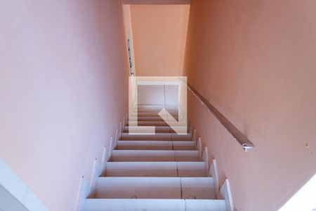 Casa para alugar com 90m², 2 quartos e 2 vagas Casa para alugar com 90m², 2 quartos e 2 vagasEscada