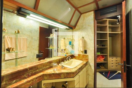 Casa à venda com 550m², 4 quartos e 4 vagasBanheiro da Suíte 1