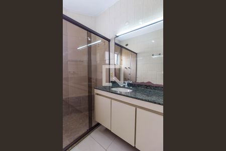 Casa à venda com 300m², 4 quartos e 6 vagasBanheiro da Suíte 1