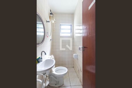 Casa à venda com 300m², 4 quartos e 6 vagasBanheiro de Serviço