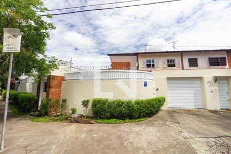 Casa à venda com 300m², 4 quartos e 6 vagasFachada