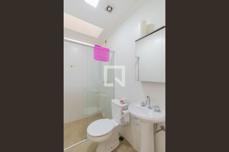 Casa à venda com 194m², 3 quartos e 2 vagas Casa à venda com 194m², 3 quartos e 2 vagasBanheiro Corredor