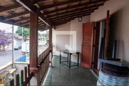 Casa à venda com 219m², 4 quartos e 3 vagas Casa à venda com 219m², 4 quartos e 3 vagasVaranda