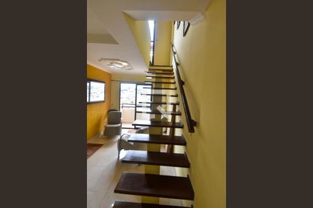 Apartamento à venda com 116m², 3 quartos e 2 vagas Apartamento à venda com 116m², 3 quartos e 2 vagasEscada