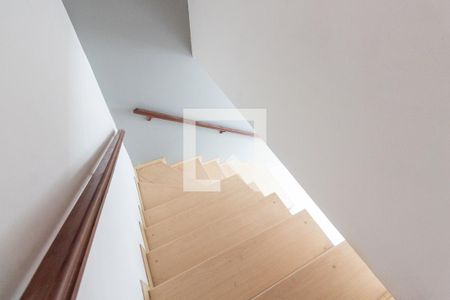 Casa de condomínio à venda com 108m², 2 quartos e 1 vagaEscada