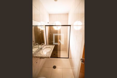 Casa à venda com 200m², 4 quartos e 4 vagasBanheiro Quarto 1 