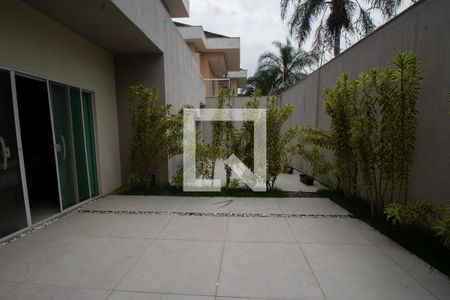 Casa de condomínio à venda com 700m², 3 quartos e 2 vagas Casa de condomínio à venda com 700m², 3 quartos e 2 vagasFundos