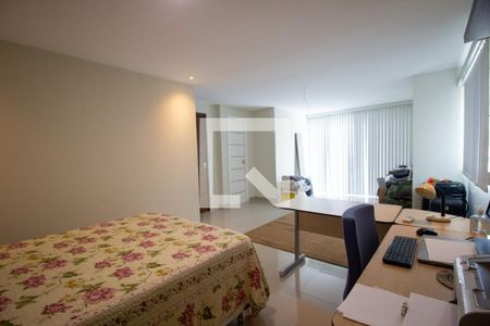 Casa de condomínio à venda com 700m², 3 quartos e 2 vagas Casa de condomínio à venda com 700m², 3 quartos e 2 vagasSuíte 3