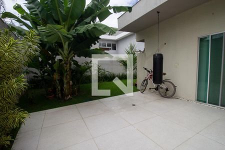Casa de condomínio à venda com 700m², 3 quartos e 2 vagas Casa de condomínio à venda com 700m², 3 quartos e 2 vagasFundos