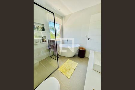 Casa de condomínio à venda com 700m², 3 quartos e 2 vagas Casa de condomínio à venda com 700m², 3 quartos e 2 vagasBanheiro da Suíte 2