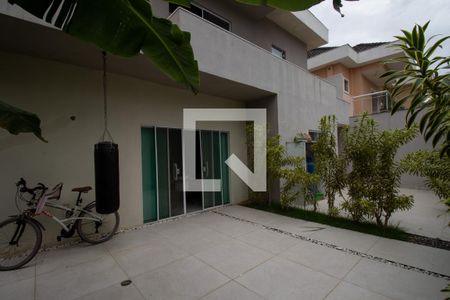 Casa de condomínio à venda com 700m², 3 quartos e 2 vagas Casa de condomínio à venda com 700m², 3 quartos e 2 vagasFundos