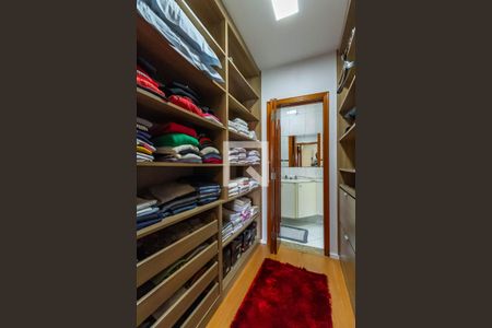 Casa à venda com 272m², 4 quartos e 3 vagas Casa à venda com 272m², 4 quartos e 3 vagasCloset da Suíte 1