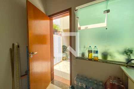 Casa à venda com 272m², 4 quartos e 3 vagas Casa à venda com 272m², 4 quartos e 3 vagasQuarto de Serviço