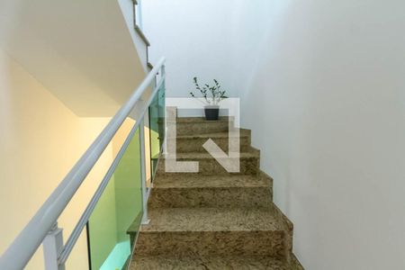 Casa à venda com 272m², 4 quartos e 3 vagas Casa à venda com 272m², 4 quartos e 3 vagasEscada