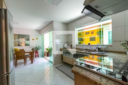 Casa à venda com 272m², 4 quartos e 3 vagas Casa à venda com 272m², 4 quartos e 3 vagasCozinha