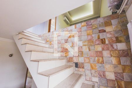 Apartamento à venda com 133m², 2 quartos e 2 vagas Apartamento à venda com 133m², 2 quartos e 2 vagasEscada