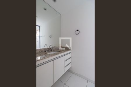 Banheiro de apartamento para alugar com 1 quarto, 51m² em Jardim Tupanci, Barueri