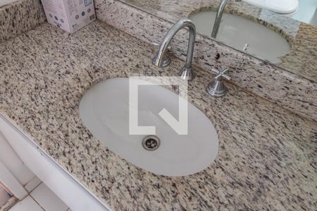 Banheiro de apartamento para alugar com 1 quarto, 51m² em Jardim Tupanci, Barueri