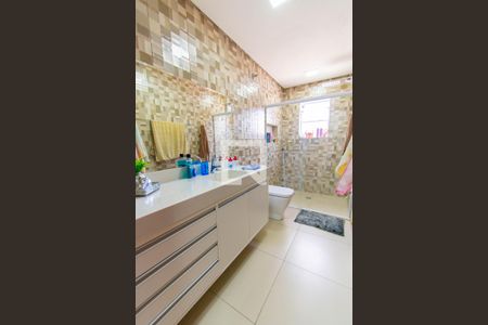 Casa à venda com 274m², 2 quartos e 2 vagasBanheiro 1