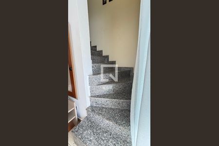 Apartamento à venda com 180m², 3 quartos e 2 vagas Apartamento à venda com 180m², 3 quartos e 2 vagasEscada