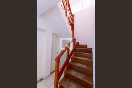Escadas de casa para alugar com 4 quartos, 180m² em Vila Moraes, São Paulo